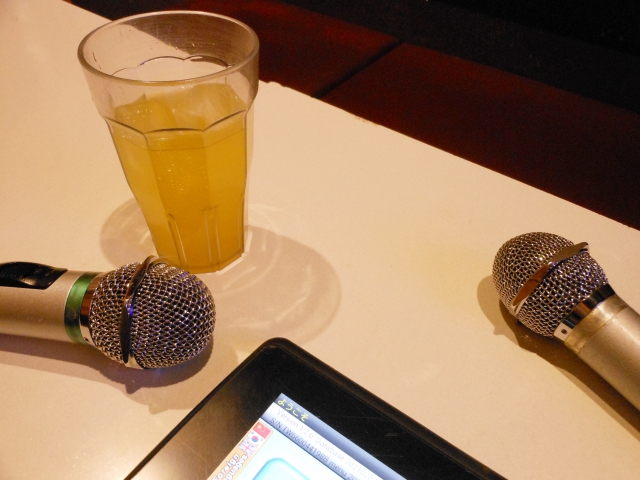 お酒を呑んだ後に歌うと上手になる？