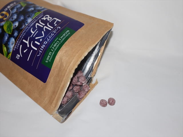 １日朝晩１粒ずつ飲んでいます。　少し紫色のサプリメント、小さいのでのみやすい